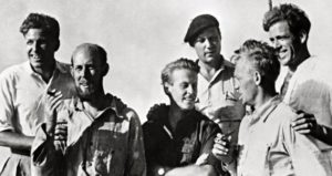 Kon-tiki crew from left to right: Knut Haugland, Bengt Danielsson, Thor Heyerdahl, Erik Hesselberg, Torstein Raaby, Herman Watzinger